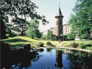 Der historische Turm von Haus Horst - das Wahrzeichen des Wohnstifts