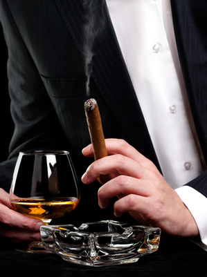 Mann mit Alkohol und Zigarre