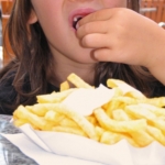 Kind isst Pommes Thommy Weiss pixelio.de