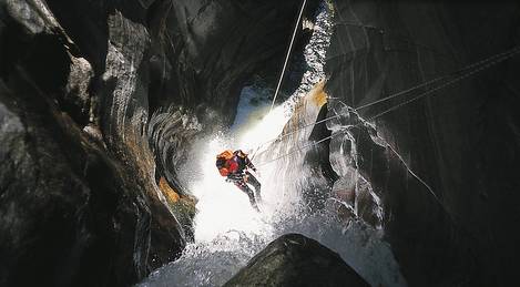 Tiefer Abgrund zum Abseilen