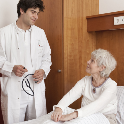 Patientin und Arzt im Gespräch