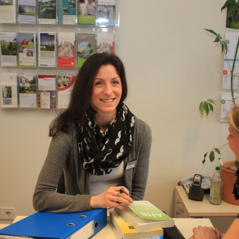 Sozialdienstmitarbeiterin im Gespräch