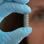 Prof. Dr. Regine Willumeit mit Magnesium Implantat